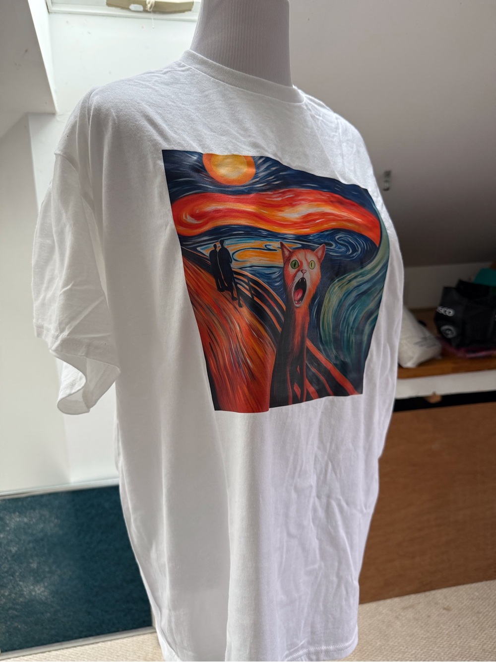 Gildan White Tee with Vibrant Orange-Red Blue Cat Scream Print size XL